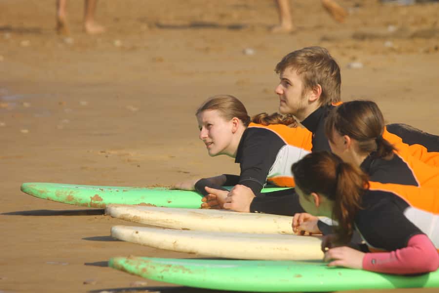 Agadir: Taghazout Beach Surf Lesson with Lunch and Transfer - Who this surf lesson suits best (and who should reconsider)