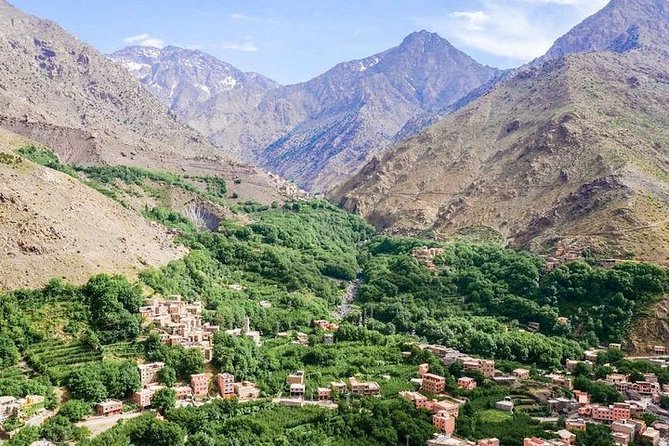 Agafay Desert, Atlas Mountains and 3 Valleys - Day Trip - Takerkoust Lake and the Kik Plateau: a smooth scenic bridge to the High Atlas