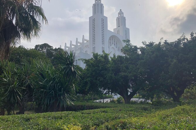 Casablanca and Morocco Shared Walking Tour with Licensed Guide - Parc de la Ligue Arabe: a big central green pause