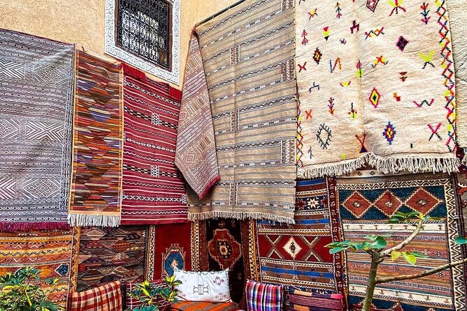 Casablanca Half -day journey - Square of Mohammed V and Notre-Dame de Lourdes: modern Casablanca meets faith