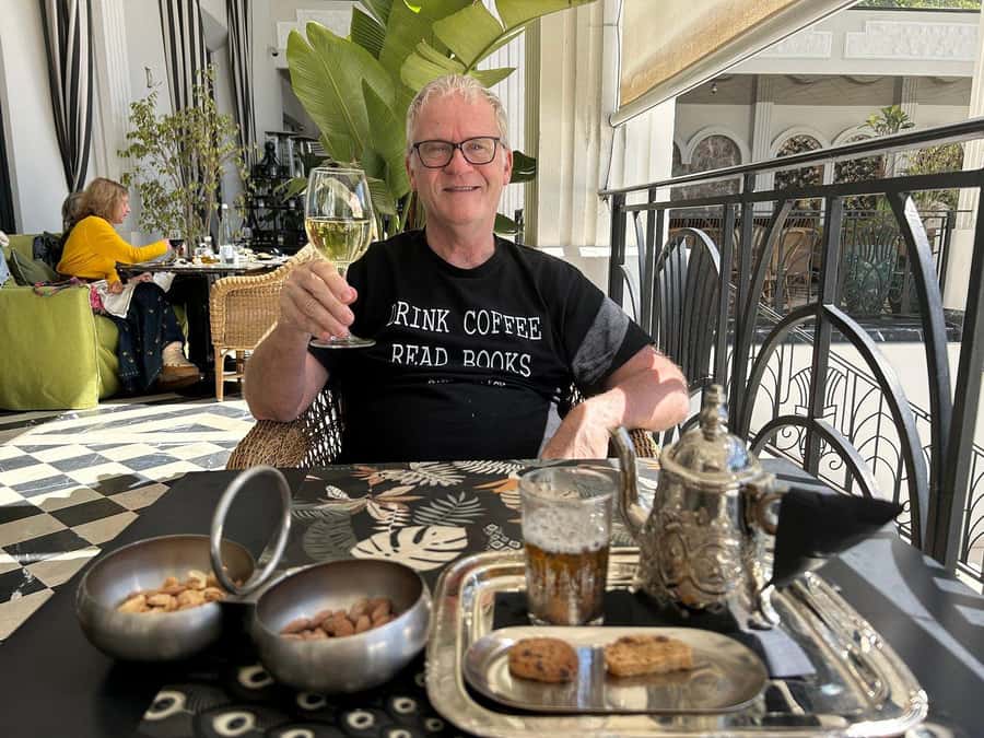 Casablanca: Private Guided Tour with Hassan II Mosque Ticket - Central Marketplace and Shopping Time: Street Food Energy Without the Guesswork