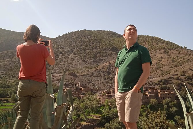 De Marrakech: Visite des montagnes de l'Atlas avec un guide - From the top: lunch, waterfall stops, and tea that closes the loop