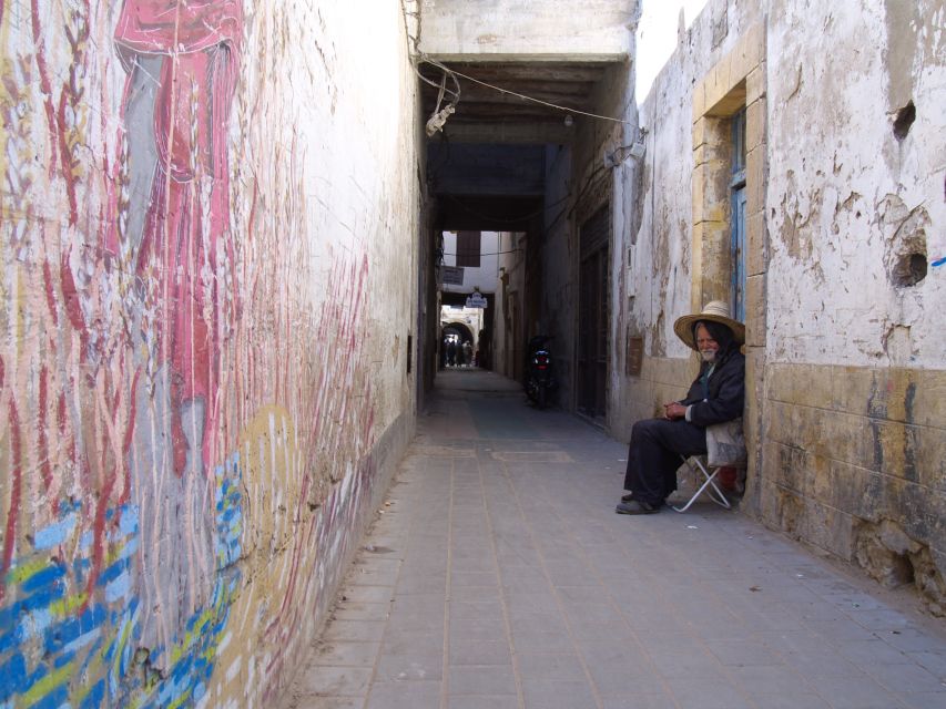 Essaouira: Half-Day Old Town Guided Tour - The Jewish cemetery stop adds meaning (and asks for respect)