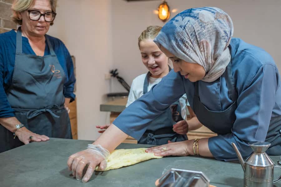 Essaouira: Moroccan pastry workshop - The mint tea ceremony: more than a drink