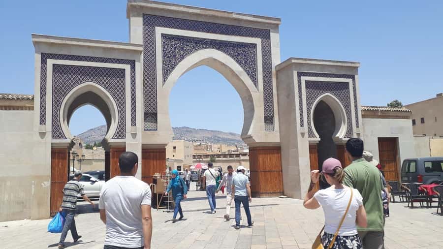 Fez Ramparts Tour: King’s Palace, Jewish Quarters, Tanneries - Starting outside the medina walls: Bab Boujloud and the blue gate