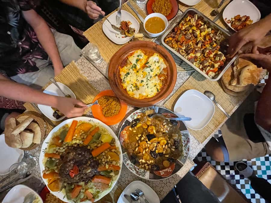 Fez: Souk Tour and Traditional Home Cooking Class - Finding the meeting point in the old medina (without losing your mind)