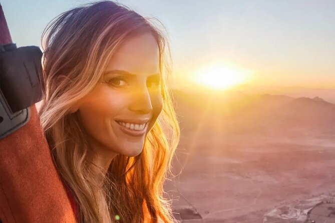 Hot air balloon flight in the desert with camel ride - One hour over the Atlas: sunrise in a Moroccan-flag balloon