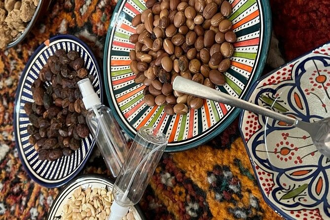 Make Your Own Argan Oïl - Making argan oil at home: squeezing the paste through the real steps