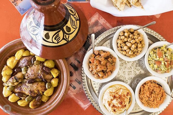 Marrakech: A Gastronomic Night Street Tour With Dinner - What to bring and how to handle the medina at night