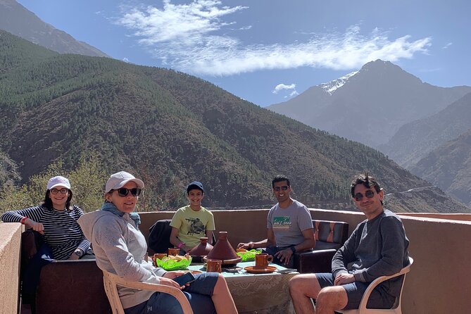 Marrakech: Atlas Mountains, Berber Villages and waterfall - The drive, the pickup, and meeting Hassan