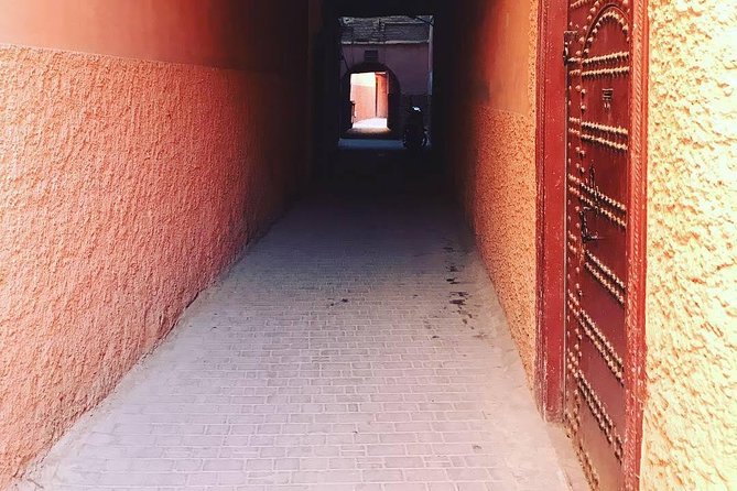 Marrakech Guided Tour with transport & lunch - Souk-style stops: food markets, herbs, and the carpet world