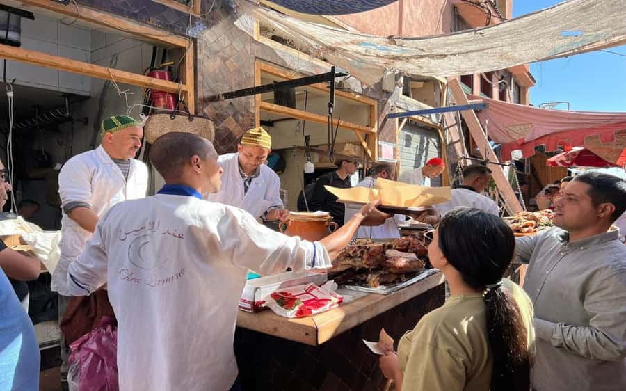 Marrakech Highlights: Guided City Tour With Local Guide - Jemaa el-Fnaá finish: what to do when the guide steps away