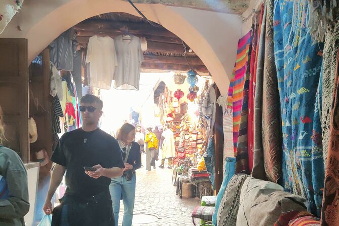 Marrakech : Shopping Tour in the Souks - The real deal: why rug shipping and delivery changes your shopping
