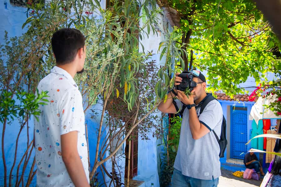Private Photoshoot with a Local Photographer in Chefchaouen - The camera work: DSLR Canon 5DsR in real streets