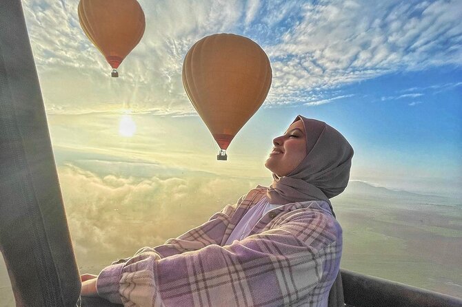 Top vip one hour private flight royal breakfast on board - Watching balloon prep before you fly