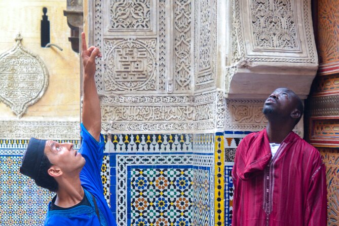 Tour guide in the old city of Fez - Fes el-Bali: the medina split by a river and what that means for you